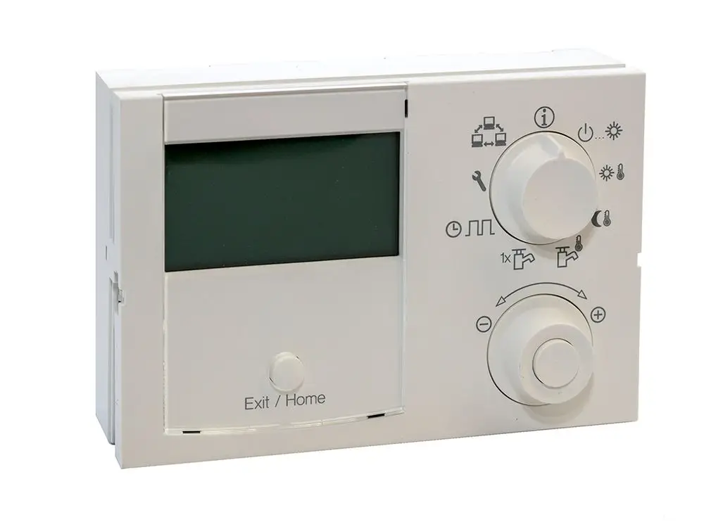 Weißes Wandgerät von Daikin zur Regelung der Raumtemperatur, ausgestattet mit einem Display und Bedienelementen zur Temperatureinstellung und Moduswahl.